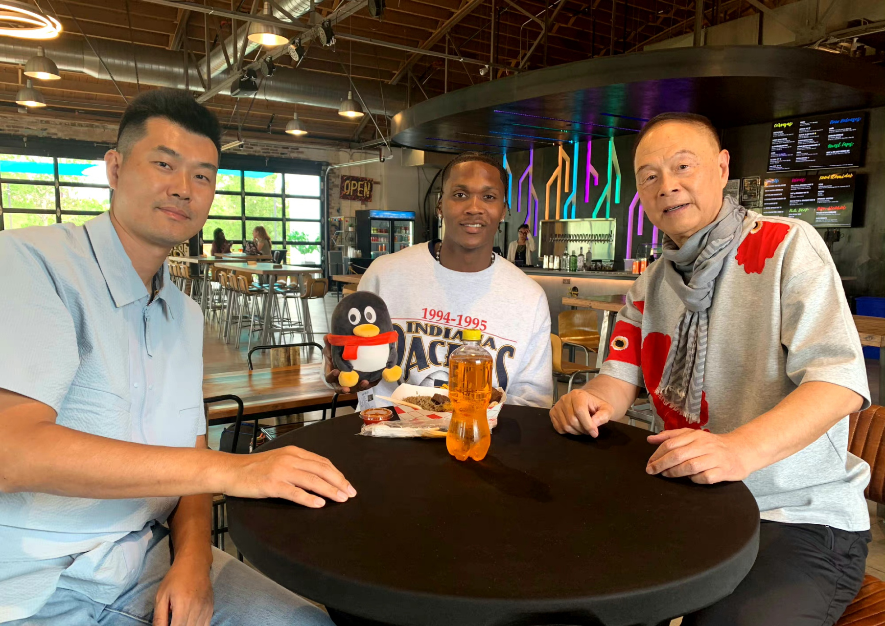 包含相互谦逊合作，新秀球员展现潜力的词条