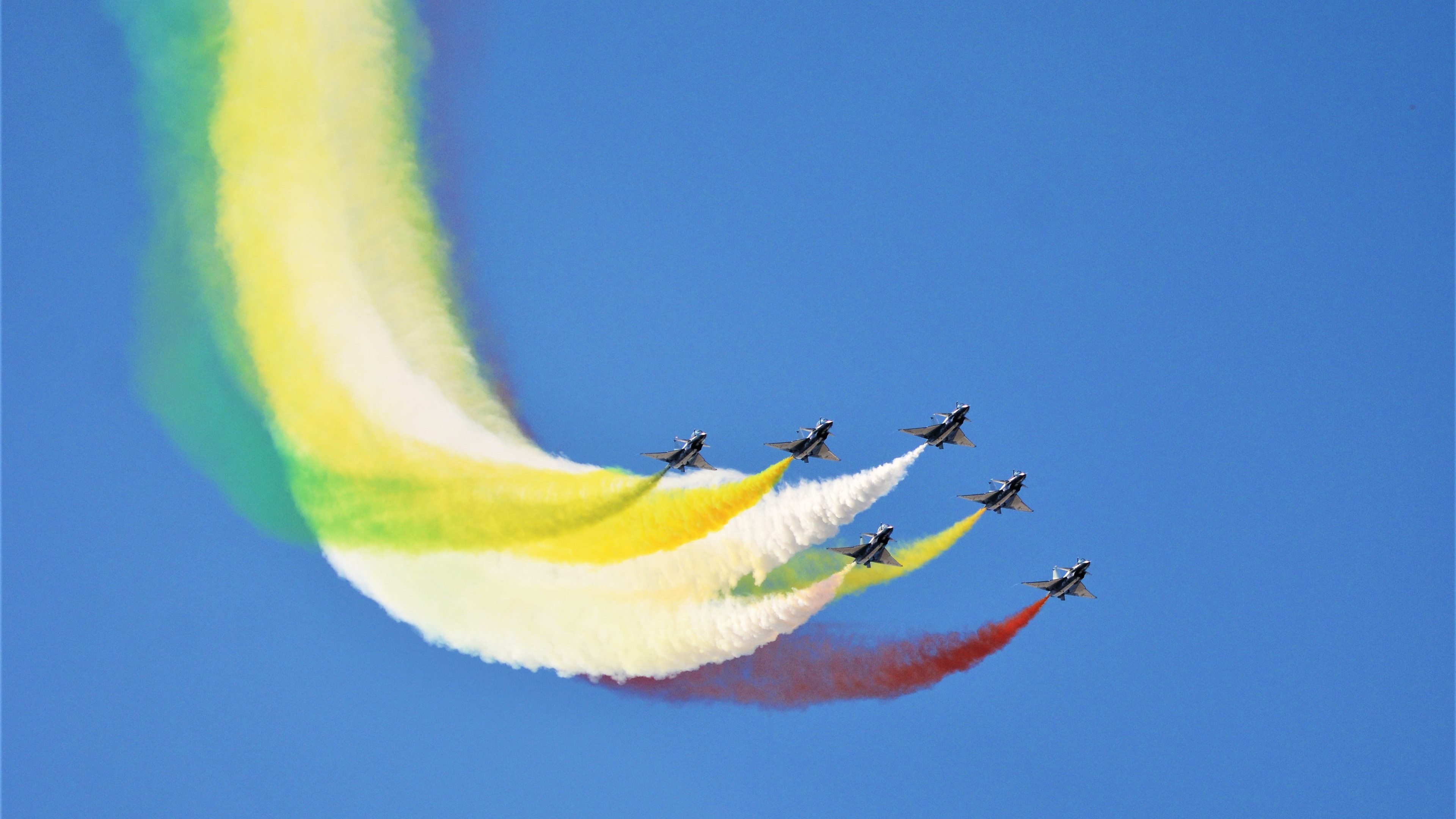 硬仗之王富安健洋与几内亚力克雷恩，足球赛场上的坚韧传奇